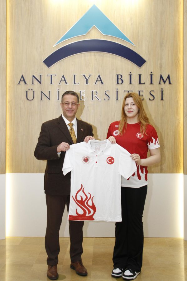Rektörümüz Prof. Dr. Sayın Semih EKERCİN, Dünya İkincisi Olan Öğrencimizi Makamında Ağırladı.