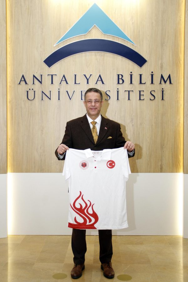Rektörümüz Prof. Dr. Sayın Semih EKERCİN, Dünya İkincisi Olan Öğrencimizi Makamında Ağırladı.