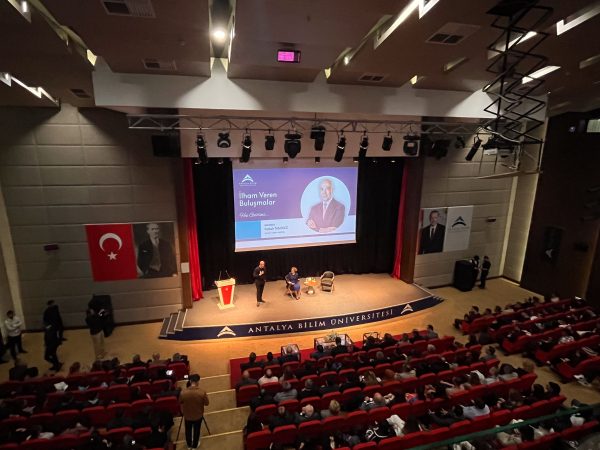 İlham Veren Bir Söyleşi: Fettah TAMİNCE, Antalya Bilim Üniversitesi Öğrencileriyle Buluştu