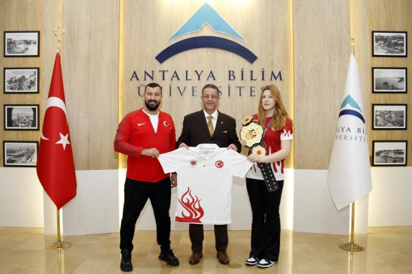 Rektörümüz Prof. Dr. Sayın Semih EKERCİN, Dünya İkincisi Olan Öğrencimizi Makamında Ağırladı.