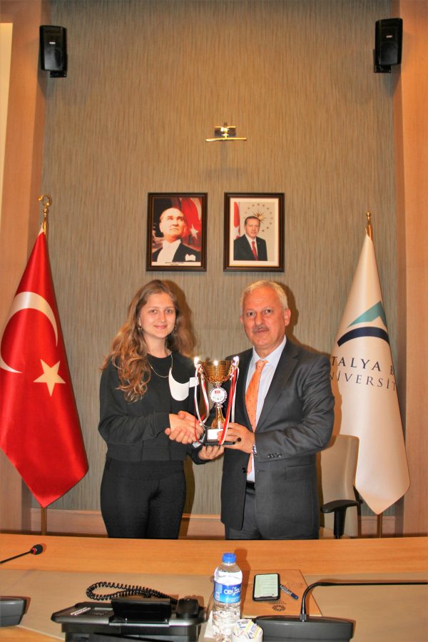 Şampiyonlarımız kupalarını Rektörümüze getirdi