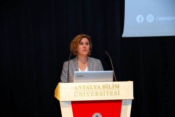 Antalya Bilim Üniversitesi'nde Eğitim-Öğretim Süreçlerini Değerlendirme Çalıştayı Gerçekleştirildi