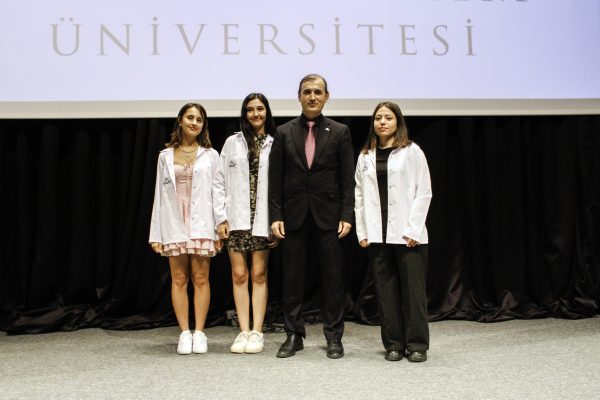 Sağlık Bilimleri Fakültesi'nde "Beyaz Önlük Giyme Töreni" Düzenlendi.