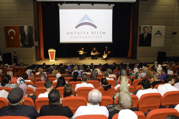 Sağlık Bilimleri Fakültesi'nde "Beyaz Önlük Giyme Töreni" Düzenlendi.