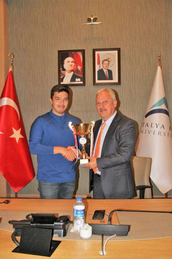 Şampiyonlarımız kupalarını Rektörümüze getirdi