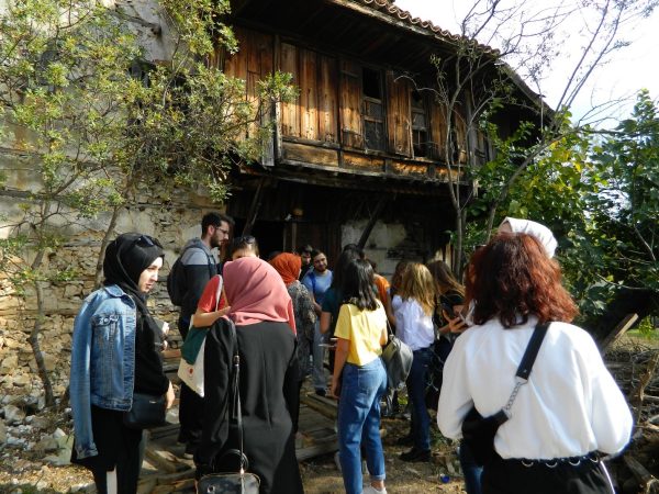 mimarlik-bolumu-ogrencilerinin-arc-461-restorasyon-ve-koruma-projesi-ve-arc-4653-anadolu-da-yerel-mimarlik-dersleri-kapsamindaki-akseki-gezisi5def880463c31.jpeg