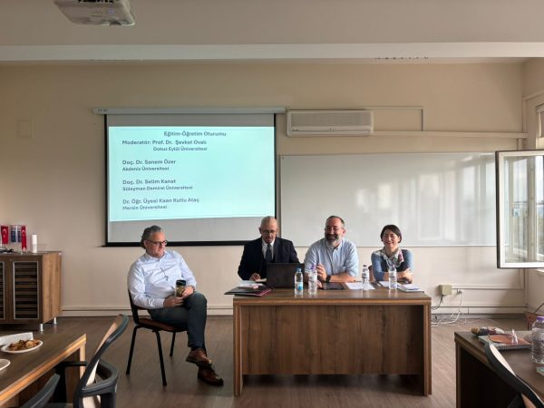 ogretim-uyelerimiz-meslektas-sohbetlerinde-deneyimlerini-paylastilar-169145a0c51c73.jpeg