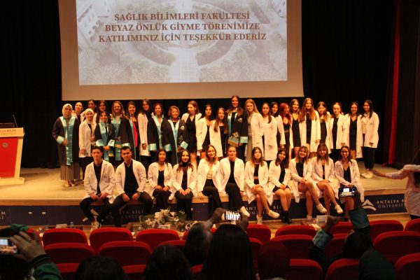 saglik-bilimleri-fakultesi-beyaz-onluk-giyme-toreni635fb278330cb.jpeg
