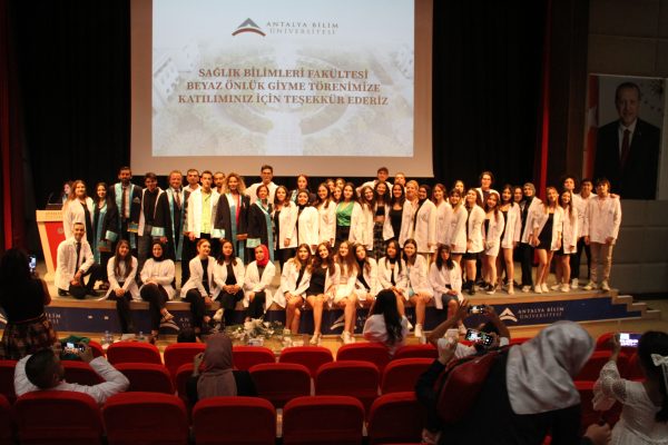 saglik-bilimleri-fakultesi-beyaz-onluk-giyme-toreni635faa72e0e9a.jpeg