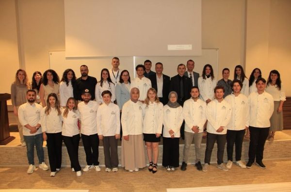 gastronomi-ve-mutfak-sanatlari-bolumu-onluk-giyme-toreni66434d25a3979.jpeg